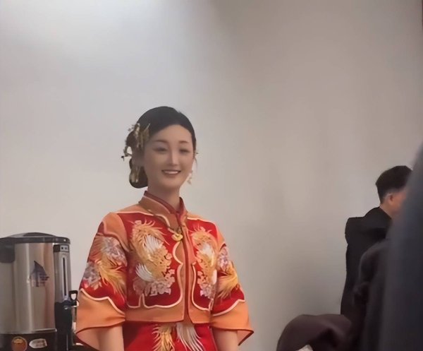 股市配资公司 订婚宴上男方全程宠溺！陈亚男再婚要求曝光，朱小伟真比不过？